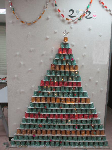 ジュニア亀戸教室で制作した紙コップのクリスマスツリー